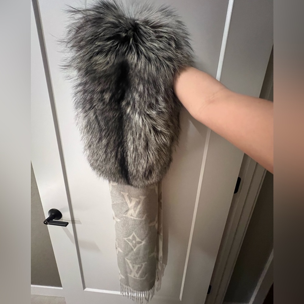 Authentic Louis Vuitton Fox Fur Stole original $3500